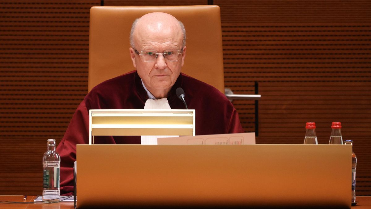 El presidente del TJUE, Koen Lenaerts, durante la lectura del fallo sobre la amnistía.