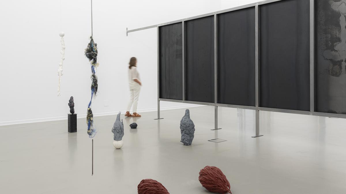 Obras de Elena Mendizabal en la exposición “Oro tejido con paja”