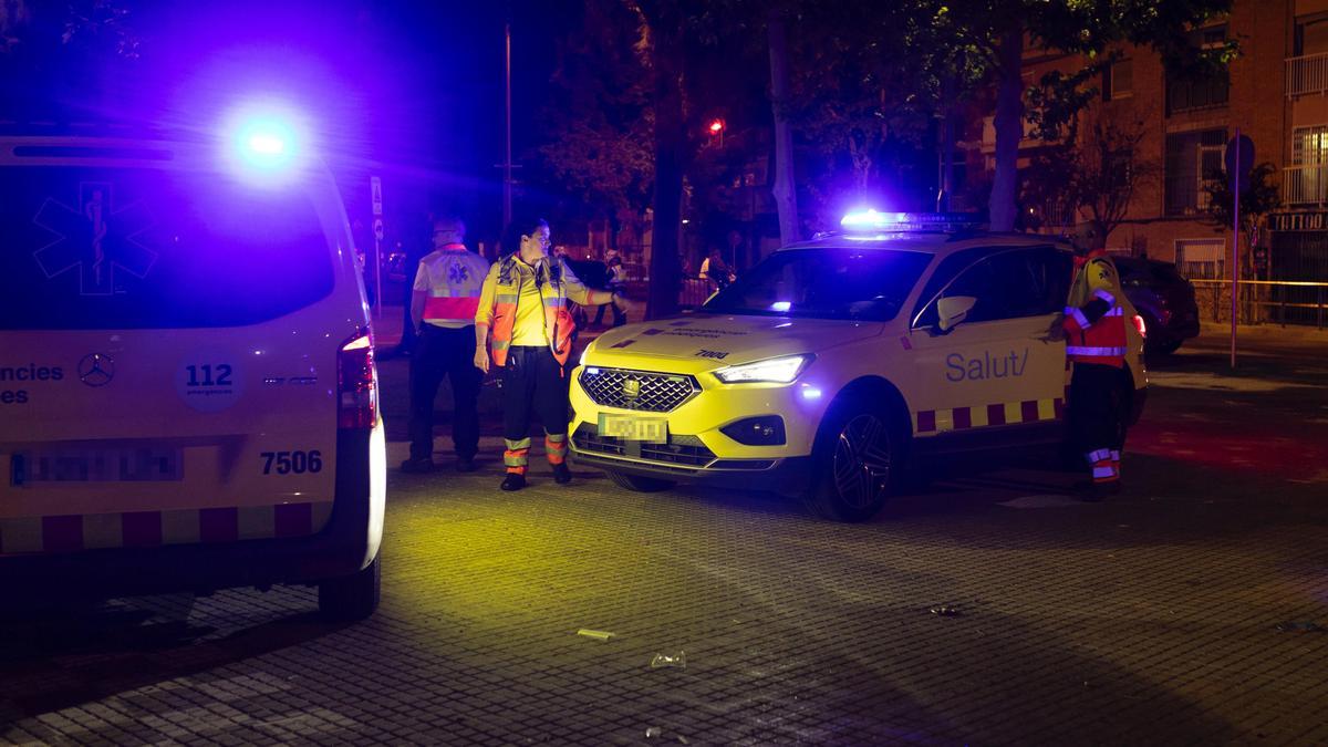 Vehículos de los servicios sanitarios en el lugar de los hechos, a 15 de mayo de 2025, en Cornellà de Llobregat, Barcelona.