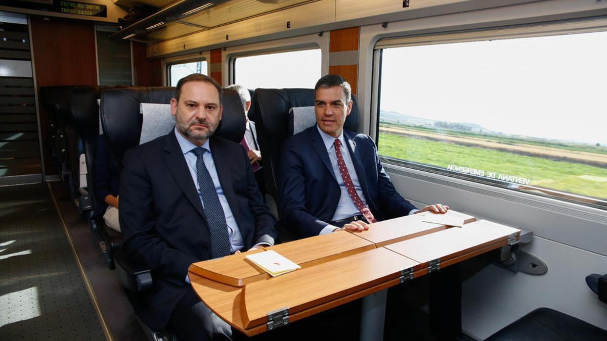 Pedro Sánchez y José Luis Ábalos en una imagen de archivo durante el viaje inaugural del AVE Madrid-Granada.