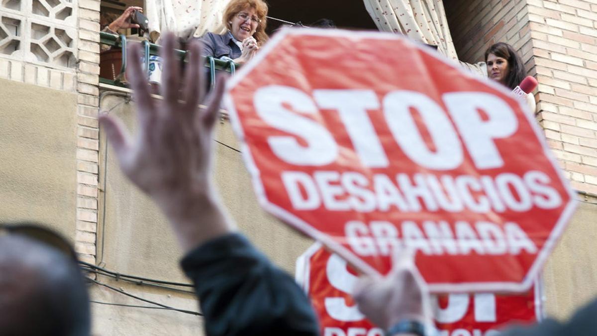 Una mujer que iba a ser desalojada agradece el apoyo de activistas de Stop Desahucios, en Granada (Andalucía).