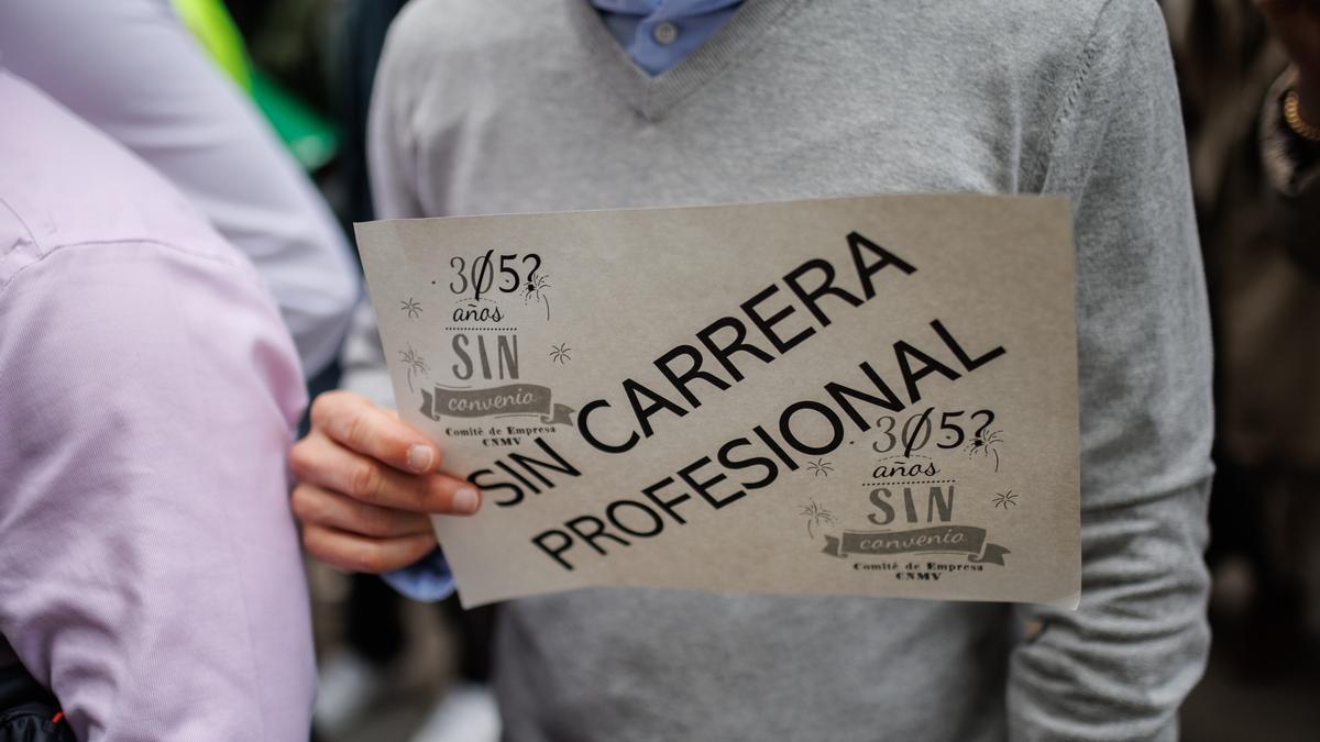 Un hombre con una pancarta durante una concentración de las plantillas de la Agencia Tributaria.