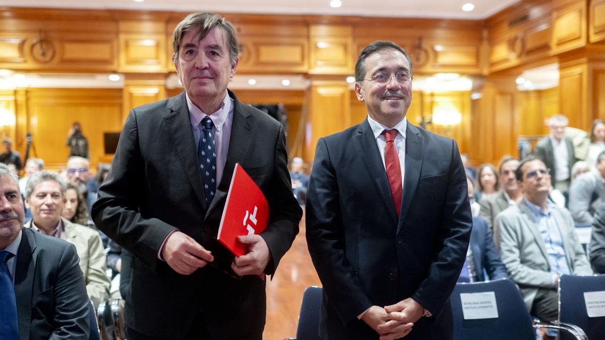 El director del Instituto Cervantes, Luis García Montero (i), y el ministro de Asuntos Exteriores, Cooperación y Unión Europea, José Manuel Albares (d), durante la presentación del Anuario del Instituto Cervantes 'El español en el mundo 2025’, en el Instituto Cervantes en Madrid