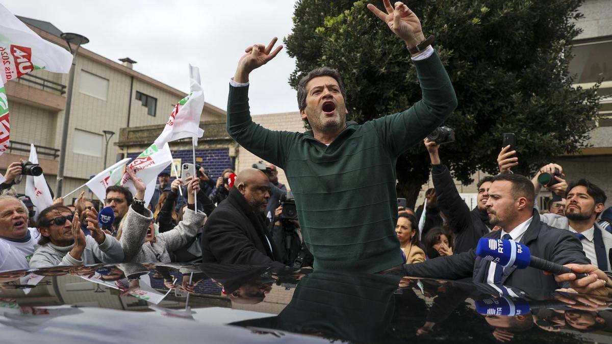 El candidato presidencial de Chega, André Ventura saluda durante un acto durante la campaña electoral en Caxinas.