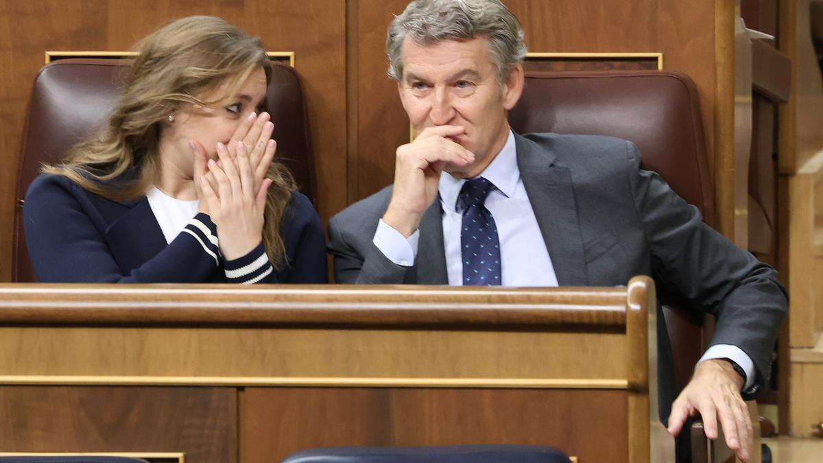 portavoz del grupo popular en el congreso, Ester Muñoz, y el presidente del PP, Alberto Núñez Feijóo, en la sesión de control