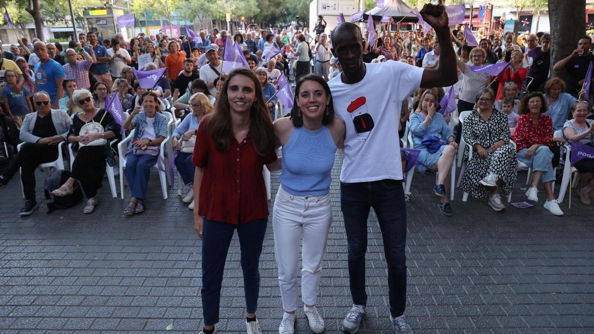 De izquierda de derecha, la coordinadora de Podemos en Baleares, Lucía Muñoz, y los candidatos de Podemos a las elecciones europeas del 9J Irene Montero y Serigne Mbayé.