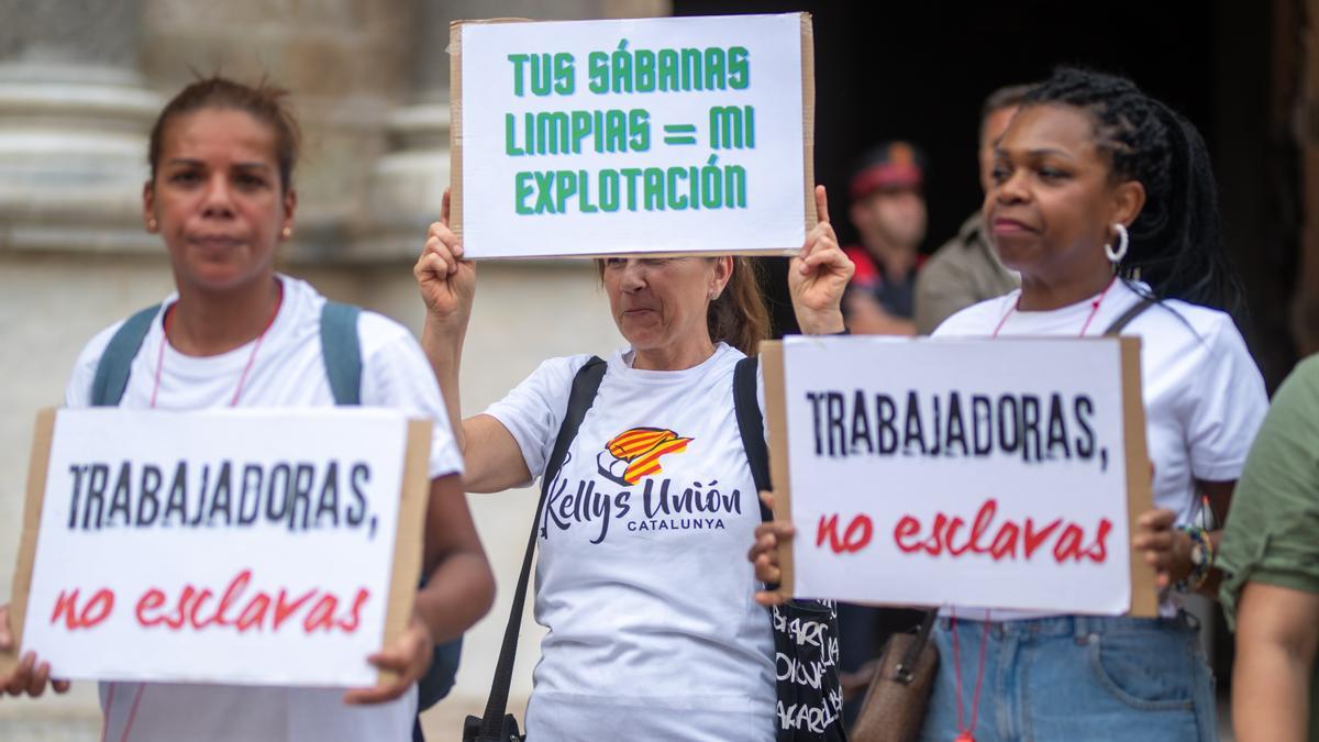 Varias personas durante una concentración para exigir mejoras laborales (Barcelona).