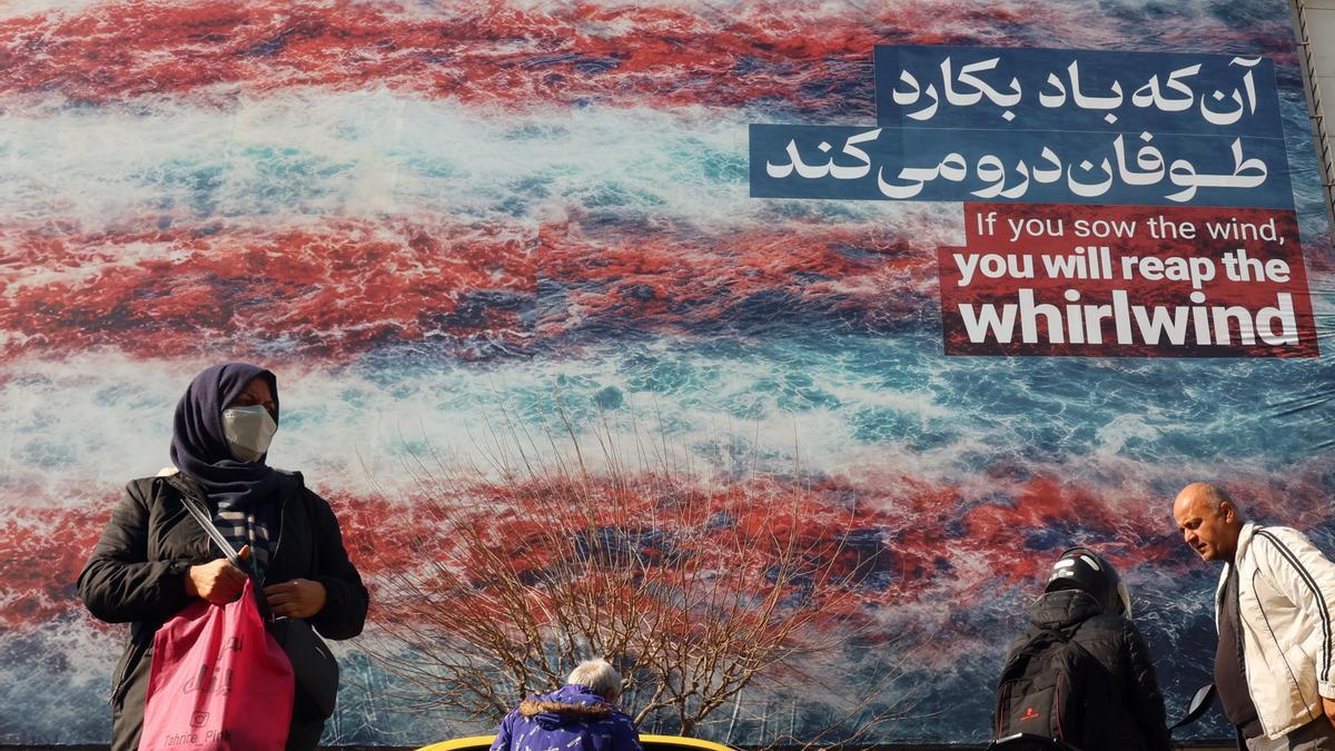 Un cartel antiestadounidense en Teherán tras amenazas estadounidenses contra Irán.