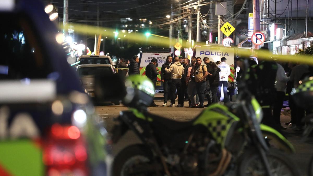 Integrantes de la Policía Nacional de Colombia custodian la zona dónde fue herido el senador colombiano Miguel Uribe Turbay.