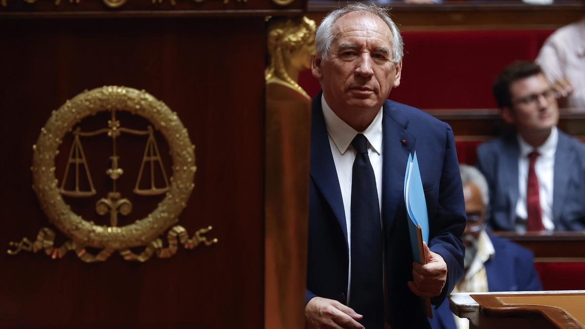 El primer ministro francés, François Bayrou, sube a la tribuna mientras su gobierno afronta una moción de confianza.