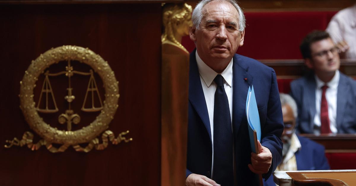 Bayrou, la caída del impopular primer ministro que se veía en la cima del Himalaya