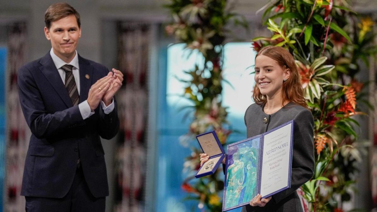 La hija de María Corina Machado, Ana Corina Sosa, acepta el premio Nobel de la Paz en nombre de su madre.