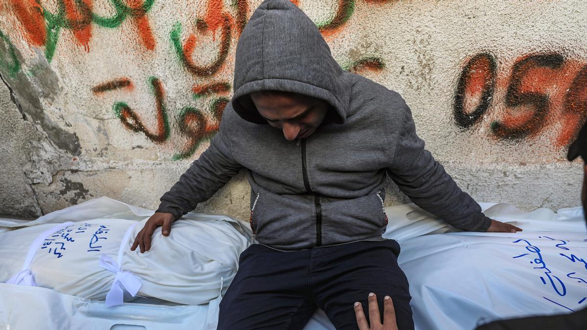 El padre de tres jóvenes mujeres de una familia palestina llora junto a sus cuerpos tras un ataque aéreo israelí en el hospital Al Shifa, 31 de enero de 2026.