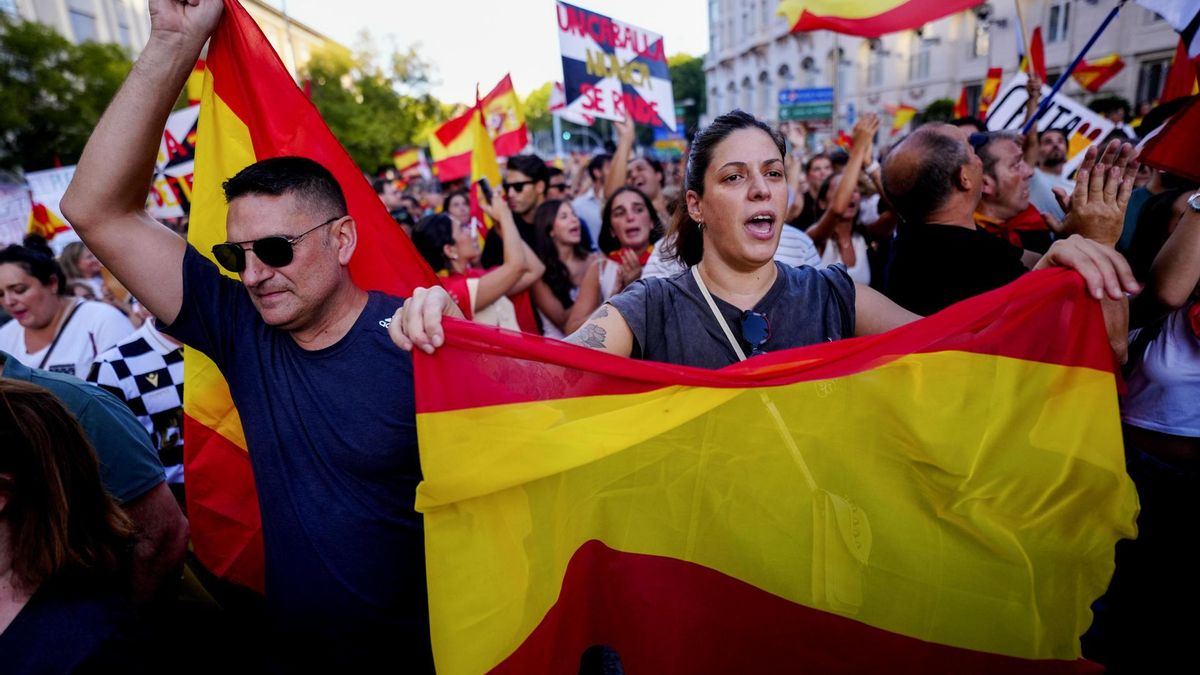 Manifestación ante el Congreso de los Diputados, en Madrid convocada este miércoles ante todos los ayuntamientos de España.