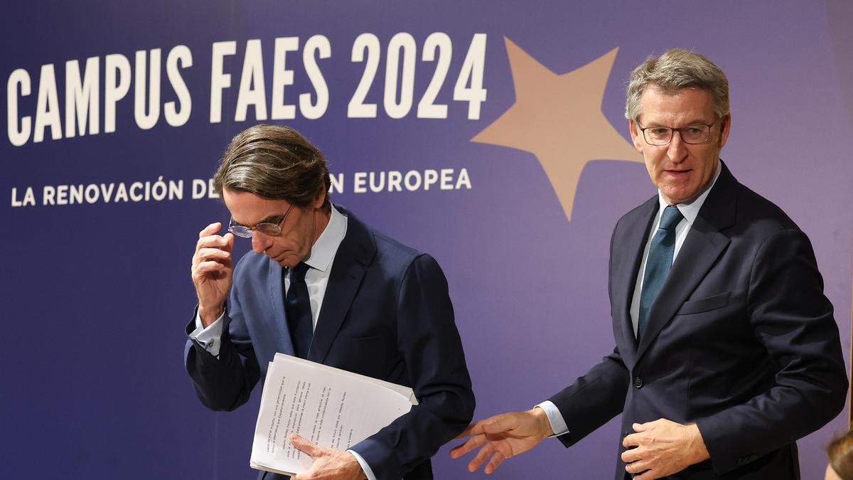 El expresidente del Gobierno, José María Aznar (i) y el presidente del PP, Alberto Núñez Feijóo (d), durante la clausura del campus FAES