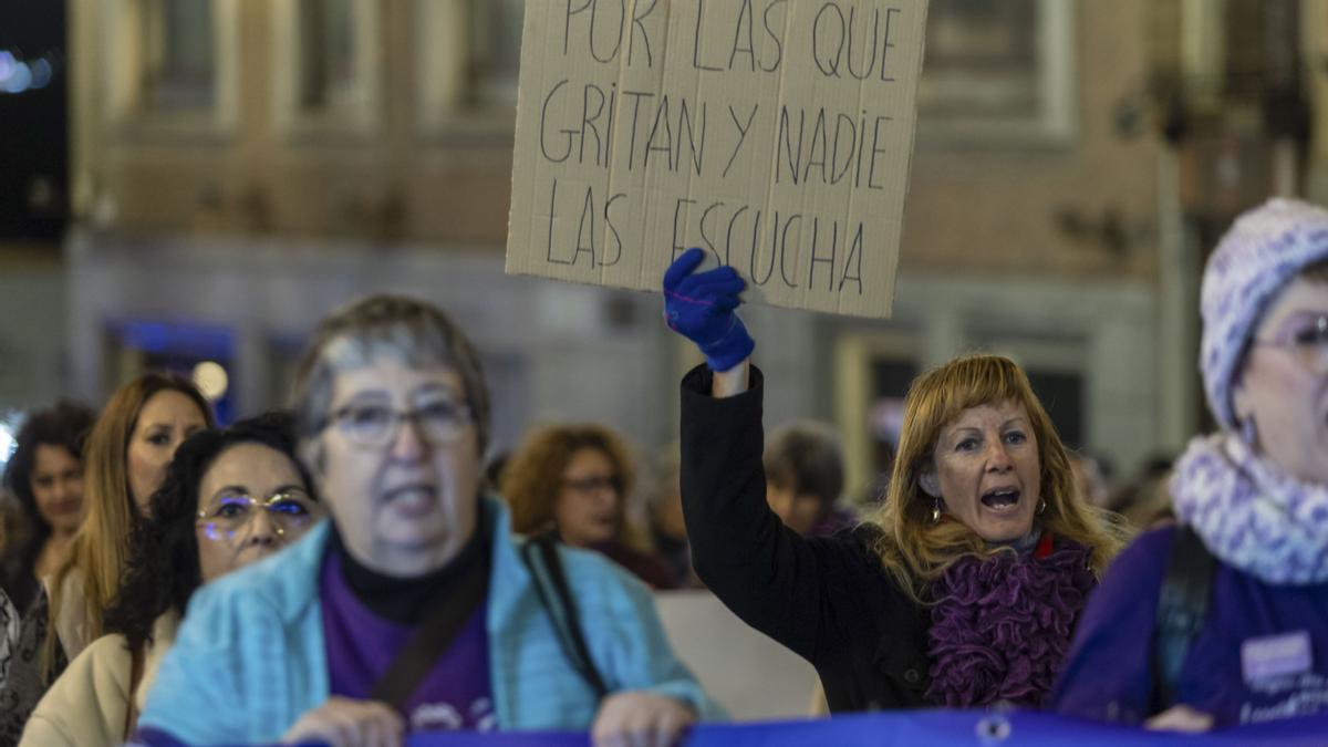 Un hombre mata a puñaladas a su pareja de 29 años y luego se ahorca en una vivienda de Alicante