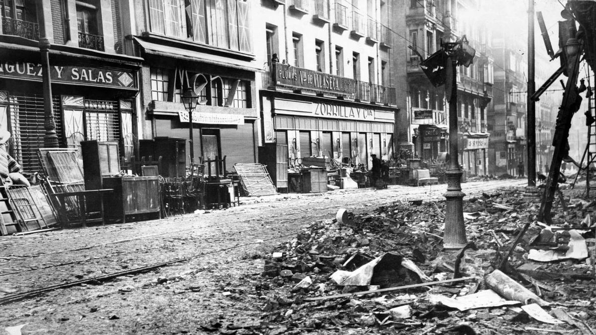 La calle Atocha de Madrid tras un bombardeo.