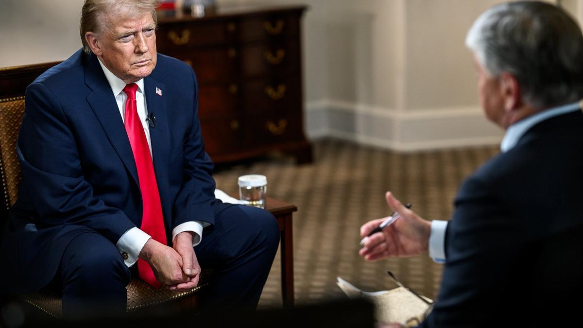 Fotografía difundida en la cuenta en X @WhiteHouse de La Casa Blanca del presidente de EE.UU., Donald Trump, durante una entrevista con el periodista Sean Hannity este jueves, en Washington (EE.UU.).