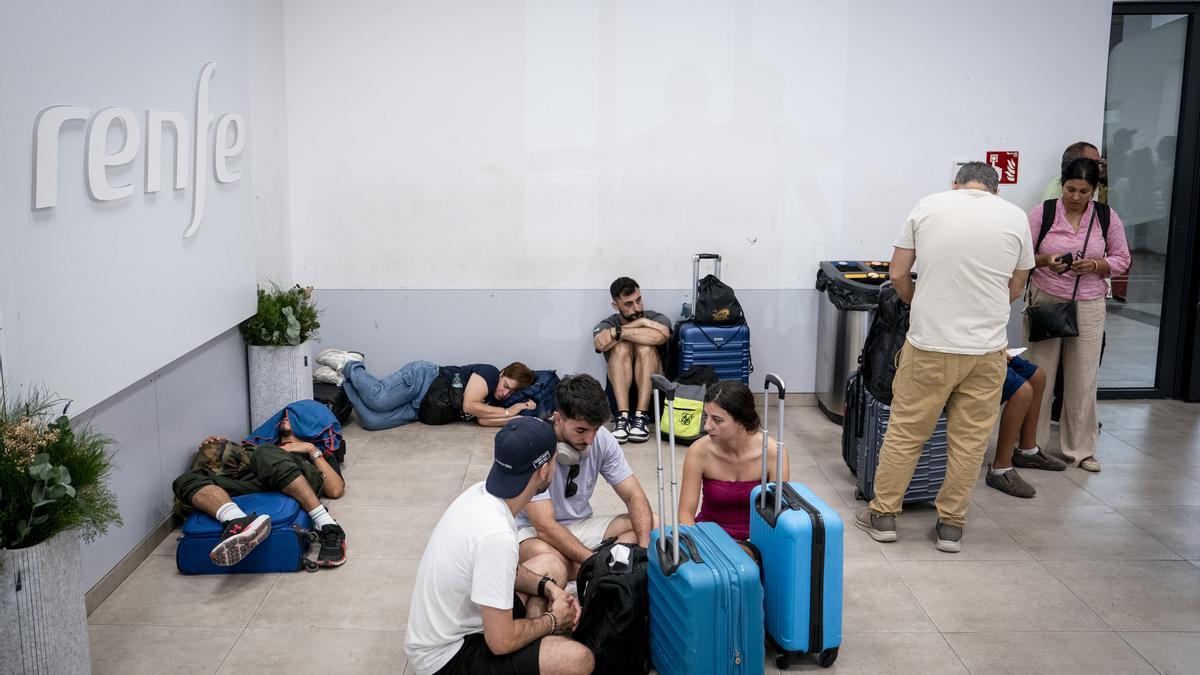 Viajeros esperando en una estación de Renfe.