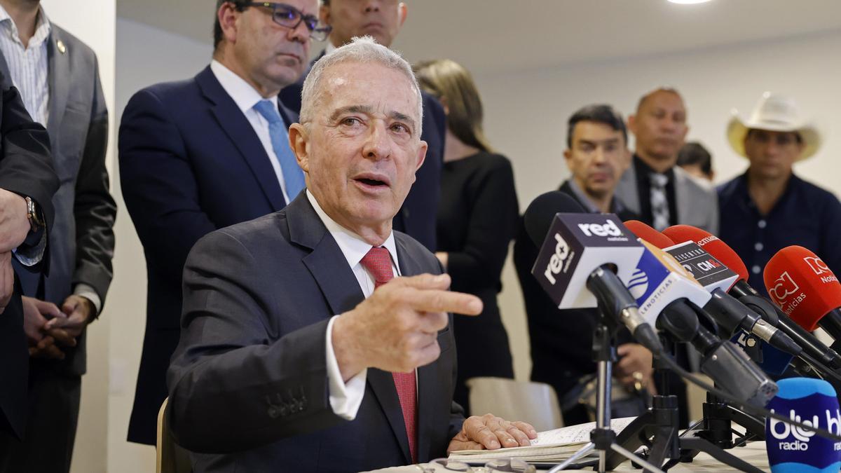 Fotografía de archivo del 18 de abril de 2024 del expresidente colombiano Álvaro Uribe hablando durante una rueda de prensa en Bogotá (Colombia).