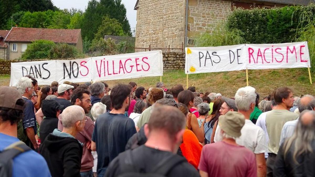 Más de 300 personas se reunieron el lunes 25 de agosto de 2025 en Royère de Vassivière (sur de Creuse) para expresar su apoyo a las víctimas.