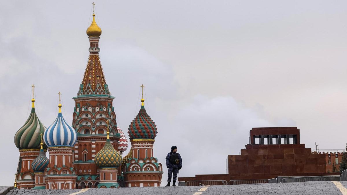 Un policía ruso vigila cerca de la Catedral de San Basilio y del mausoleo de Lenin en Moscú.