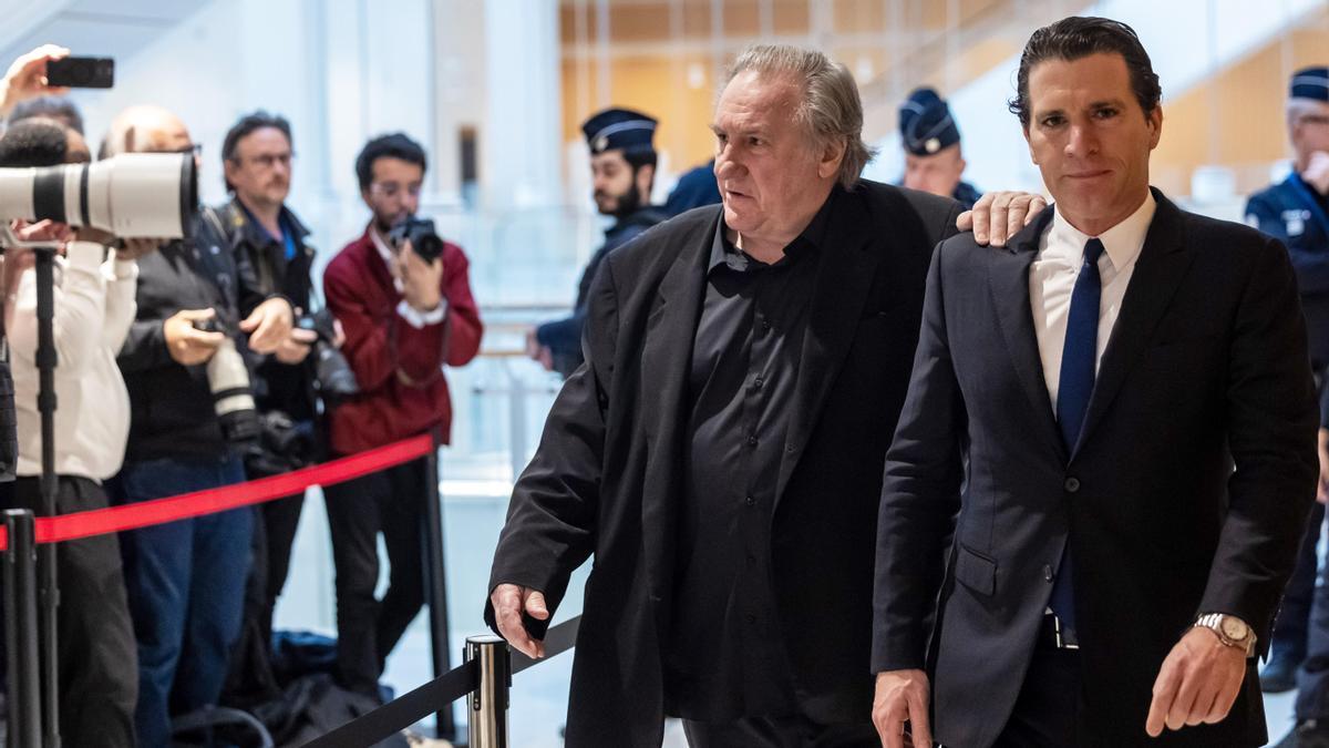 El actor francés Gerard Depardieu llega al juicio por agresiones sexuales.