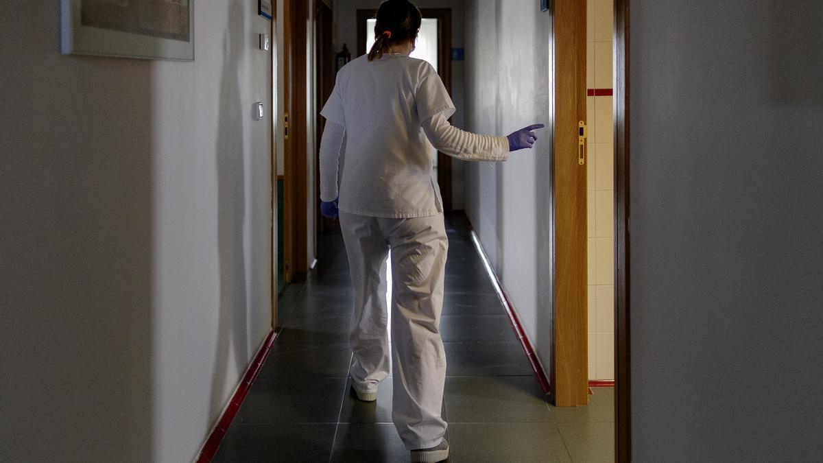 Una doctora pasea por su consultorio médico local.