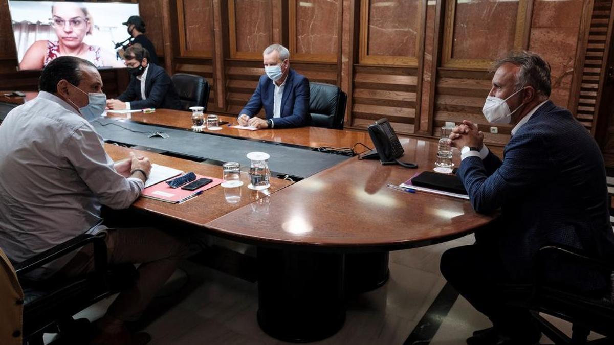 El presidente de Canarias, Ángel Víctor Torres, conversa con el consejero de Sanidad, Blas Trujillo.