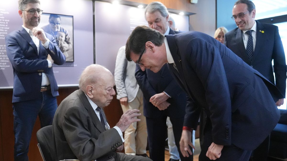 El presidente de la Generalitat de Catalunya Salvador Illa y Jordi Pujol durante un acto oficial.