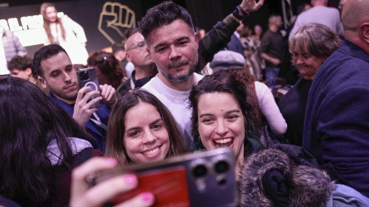 Rufián, en el acto en Madrid junto a Emilio Delgado.