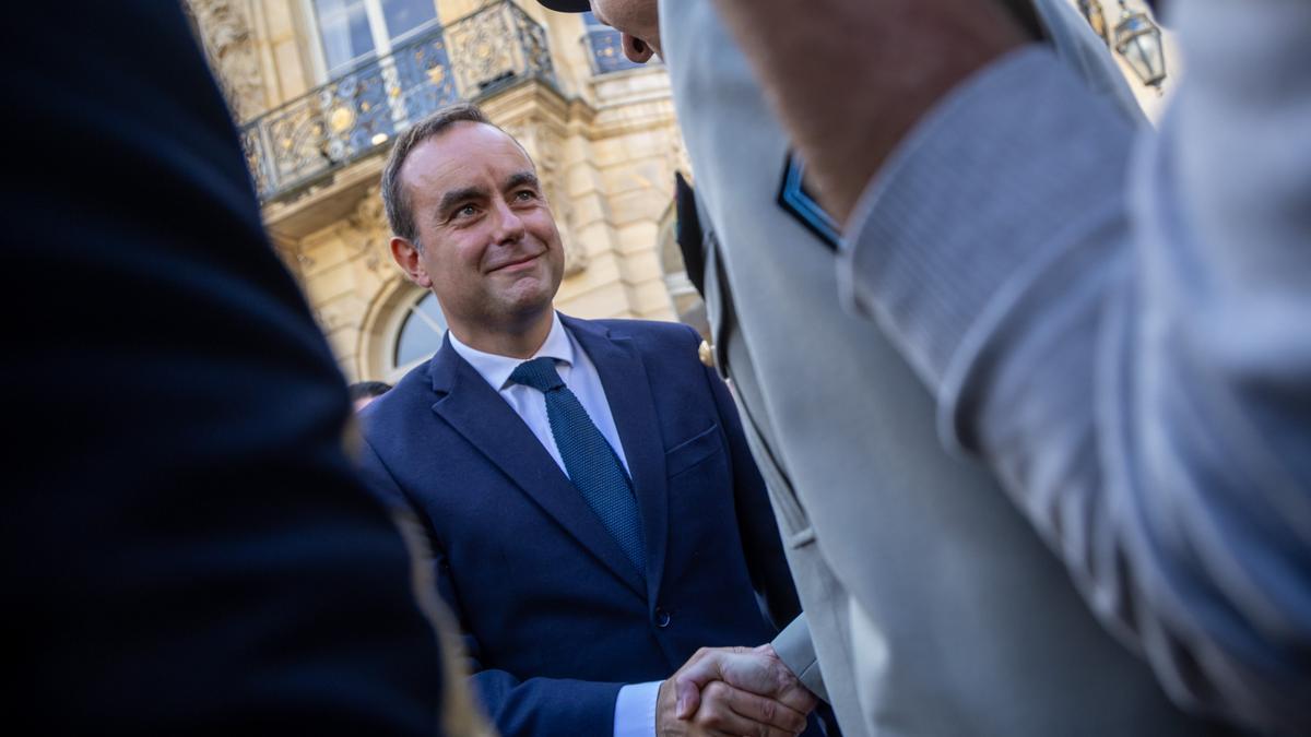 El ex ministro de las Fuerzas Armadas Lecornu sucede a François Bayrou como primer ministro del país, tras la destitución de Bayrou el 8 de septiembre tras perder una moción de confianza en el Parlamento.
