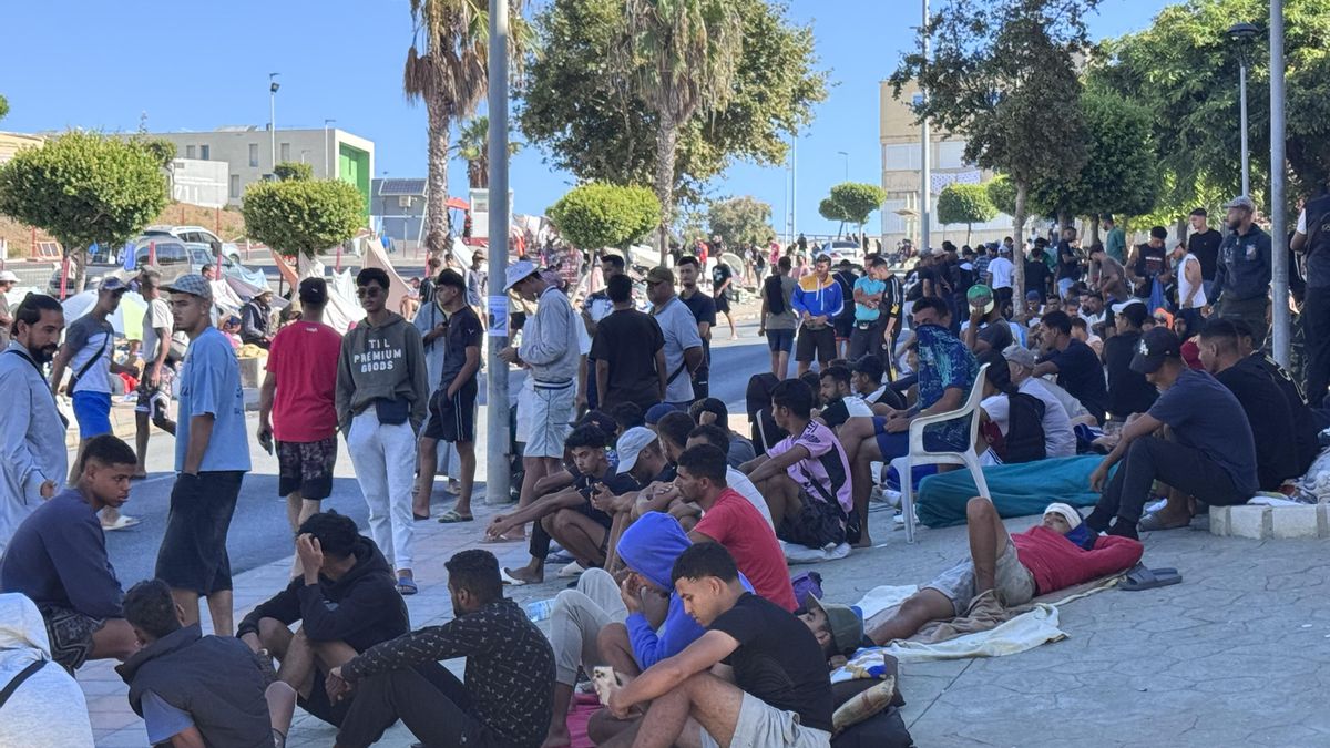 Cientos de migrantes que duermen cada día a las puertas del campamento de Loma Colmenar, en Ceuta.