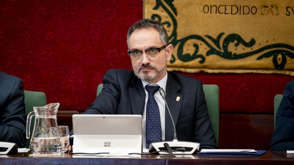 El alcalde de Móstoles, Manuel Bautista, durante un pleno extraordinario en el Ayuntamiento de Móstoles.