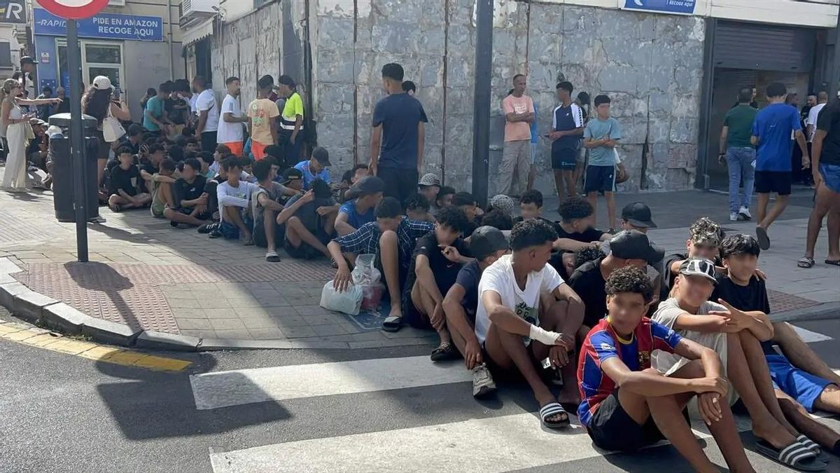 Un grupo de menores migrantes en Ceuta esperando a ser identificados.