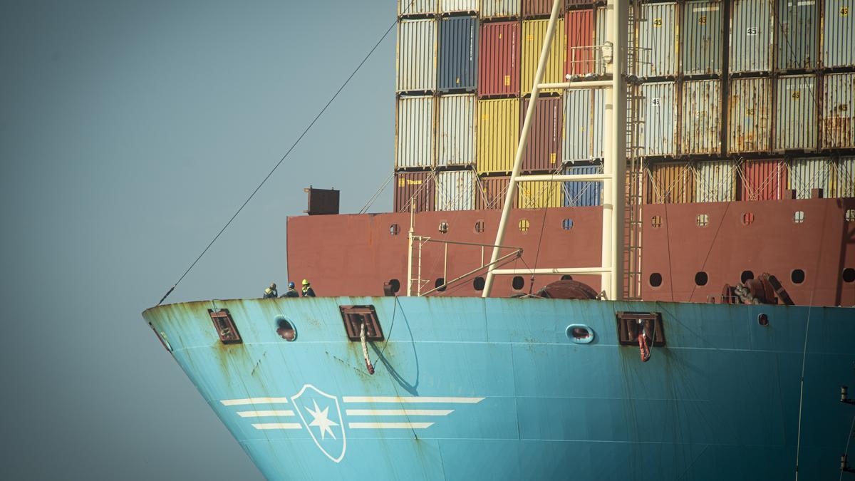 Un buque de la naviera Maersk llega al puerto de Algeciras proveniente del Canal de Suez.