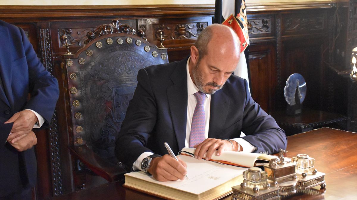 El presidente del Senado, Pedro Rollán (PP), durante su visita a Ceuta el 14 de agosto.