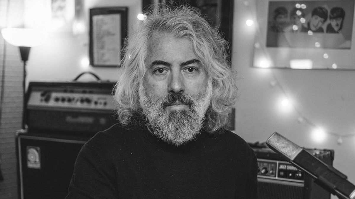 Sr. Chinarro regresa con nuevo disco: "Las canciones tratan del neofascismo y los catetos nazis"