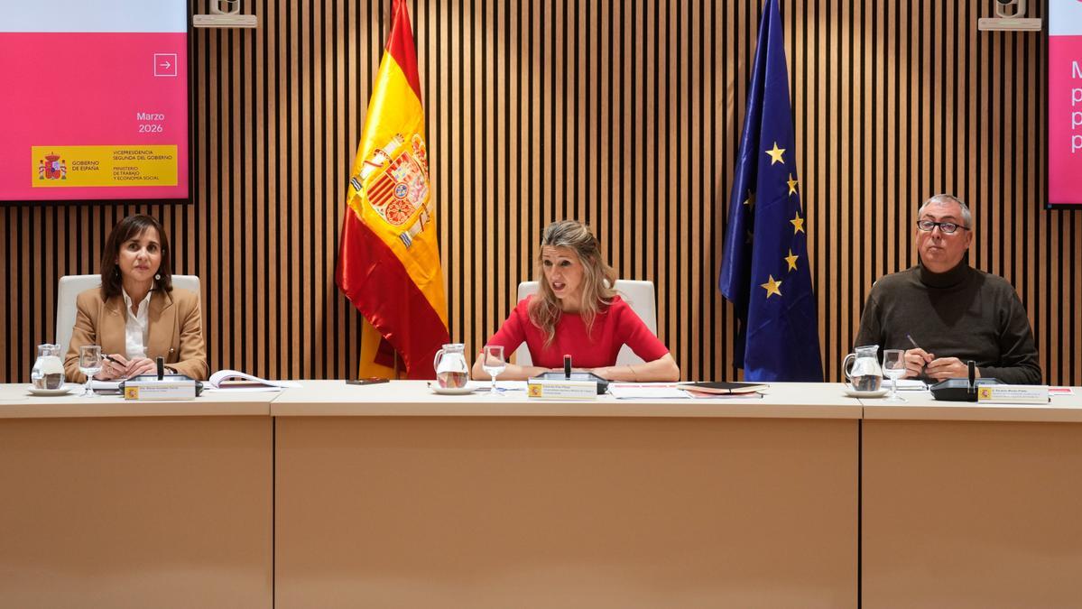La vicepresidenta segunda y ministra de Trabajo y Economía Social, Yolanda Díaz, se reúne con patronal y sindicatos para proteger a empresas y ciudadanos frente a los efectos económicos de la guerra en Irán y las amenazas de embargo a España por parte de Estados Unidos, este jueves en el Congreso de los Diputados.