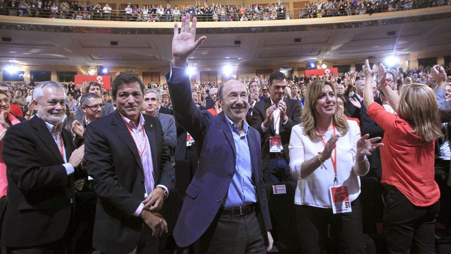 Alfredo Pérez Rubalcaba, con José Antonio Griñán, Javier Fernández, Susana Díaz y Elena Valenciano, el 10 de noviembre en la clausura de la Conferencia Política del PSOE.