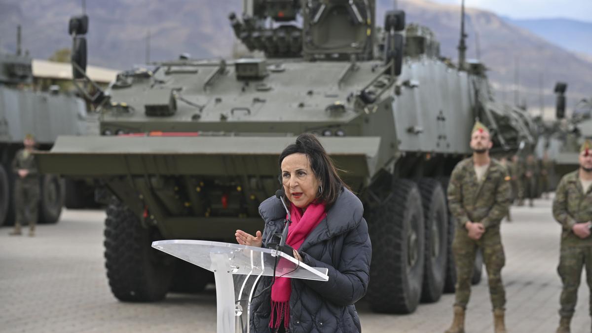 La ministra de Defensa, Margarita Robles, interviene durante el acto de presentación de los primeros 41 Vehículos de Combate sobre Ruedas (VCR) 8x8 'Dragón', que han sido entregados al Ejército de Tierra este viernes en la Base 'Álvarez de Sotomayor' en Viator (Almería), sede de la Brigada de La Legión.
