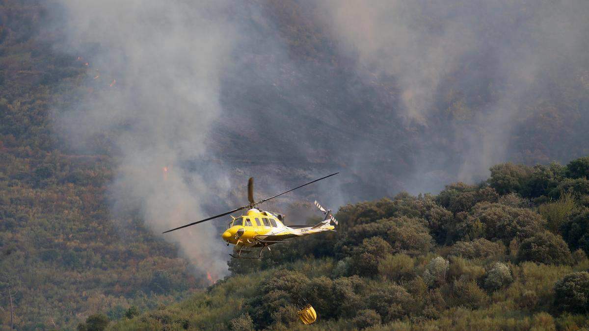 Un helicóptero trabaja para extinguir el fuego en Quiroga, Lugo, el 17 de agosto de 2025,