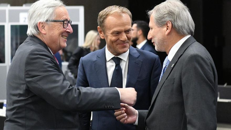 El presidente del Consejo Europeo, Donald Tusk (c), charla con Jean-Claude Juncker (i) y un comisario.