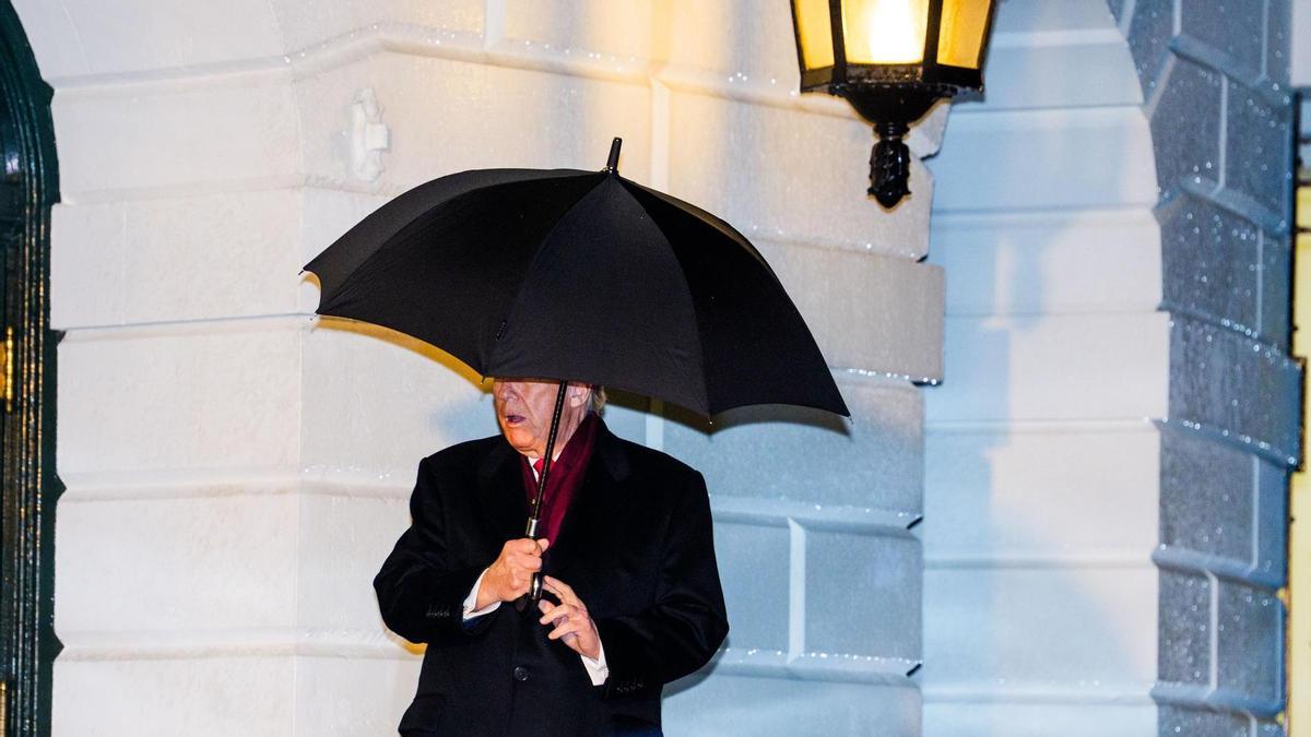 El presidente estadounidense, Donald Trump, camina con un paraguas por el Jardín Sur de la Casa Blanca.
