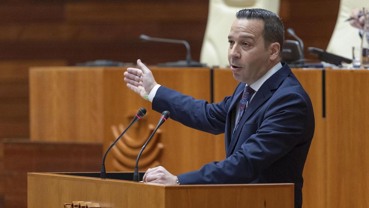 El diputado de Vox Óscar Fernández, durante la segunda jornada de la sesión de investidura de la candidata popular a la reelección como presidenta de la Junta de Extremadura, María Guardiola, este miércoles en Mérida.