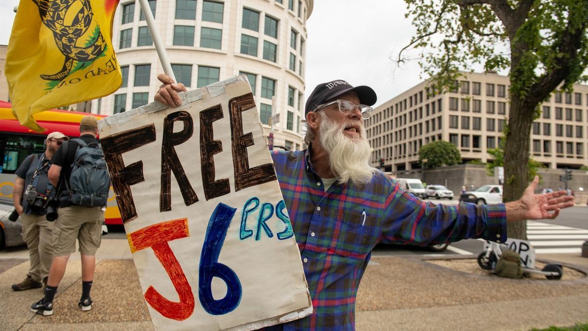 Dimite el director general de la BBC acusado de parcialidad en una información sobre los disturbios del Capitolio