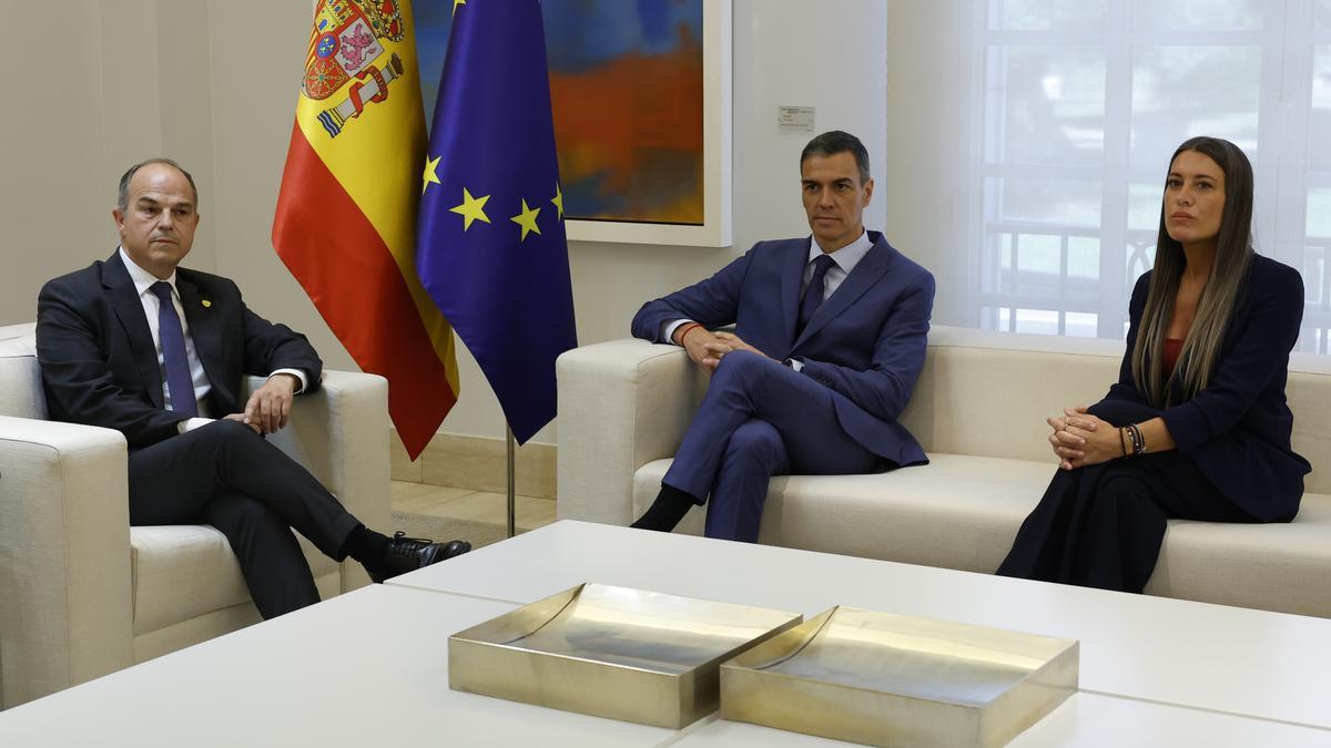 Pedro Sánchez mantiene un encuentro con Jordi Turull y Míriam Nogueras, este martes en el Palacio de la Moncloa.
