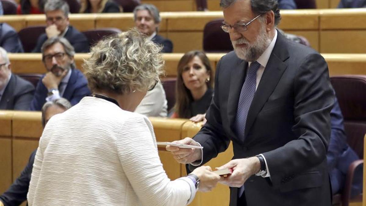 La portavoz de ERC en el Senado, Mirella Cortés, y el presidente del Gobierno, Mariano Rajoy.