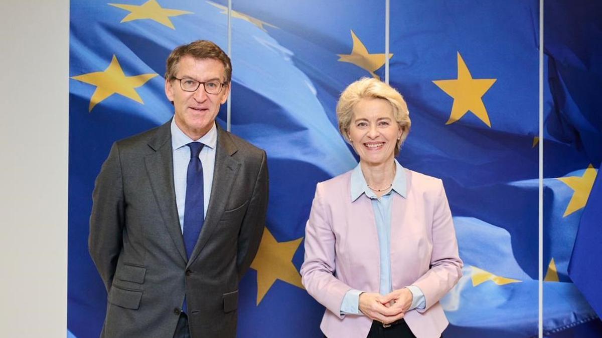 El líder del PP, Alberto Núñez Feijóo, con la presidenta de la Comisión Europea, Ursula von der Leyen.