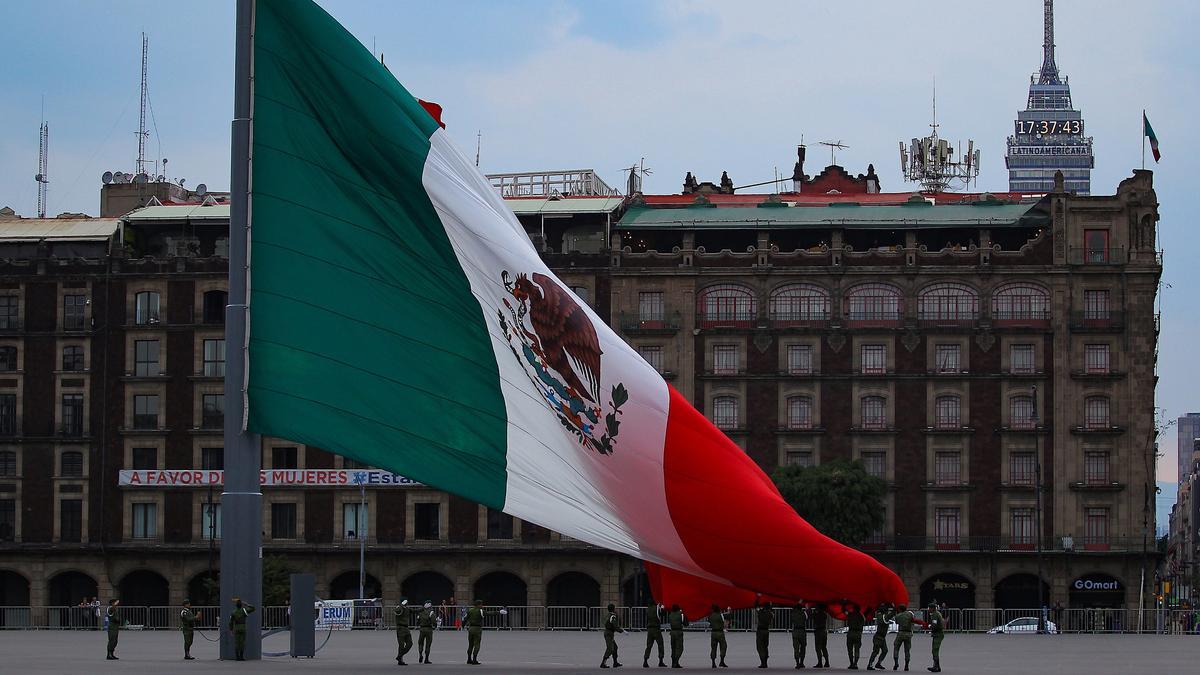 Archivo - Bandera de México en la plaza del Zócalo, en Ciudad de México